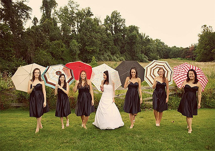 Todas las novias deberían pensar también en su paraguas de boda. Foto: Kate Magee