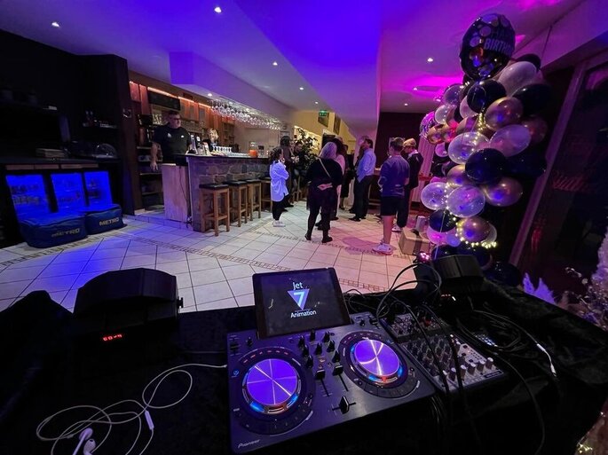 set dj dans salle de réception ambiance rose violet