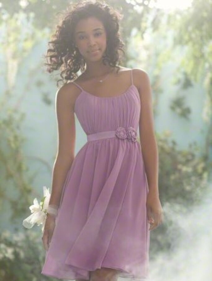 Vestido corto para dama de boda en color lila inspirado en Disney - Foto Alfred Angelo
