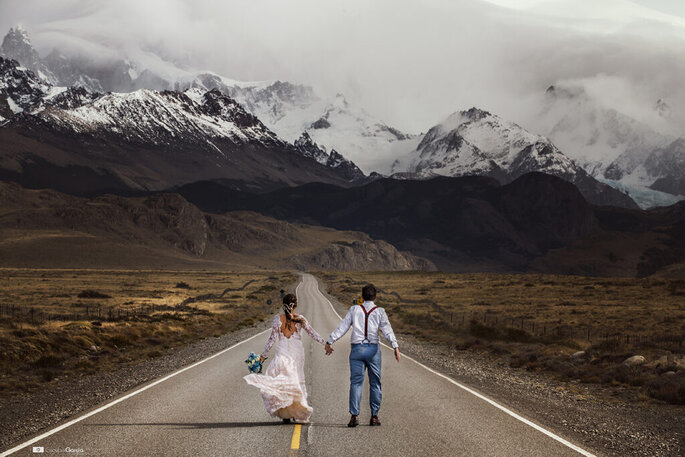 Foto de casal em trash the dress na rodovia