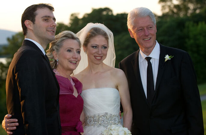 A recém-casada Chelsea Clinton com os seus pais e marido - Barbara Kinney via FilmMagic / Getty Images