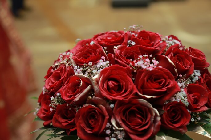 Czerwone róże w bukiecie ślubnym