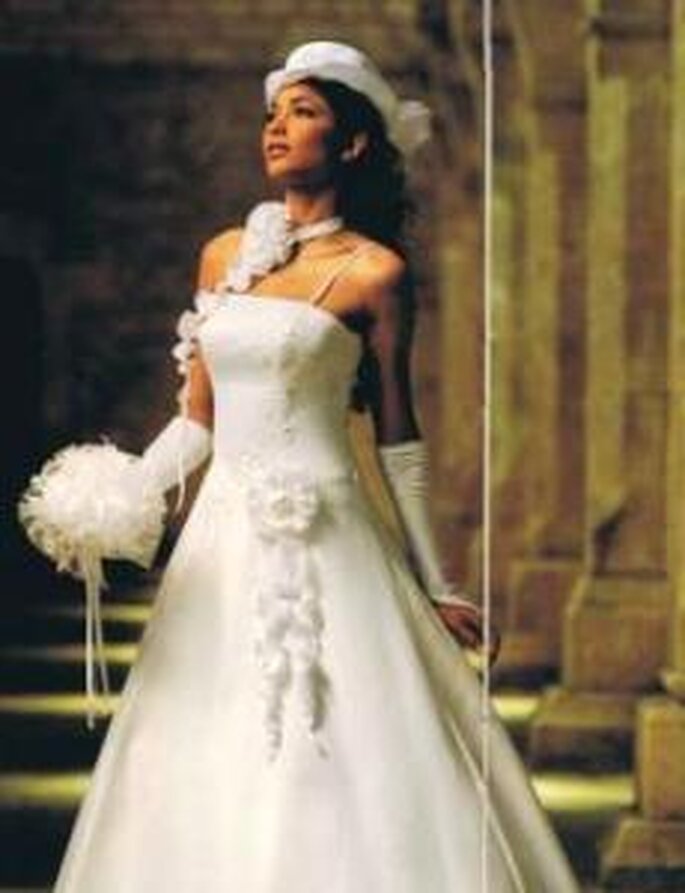Tati Mariage 2009 - Lairelle, robe longue de coupe princesse, à décolleté droit, applique florale