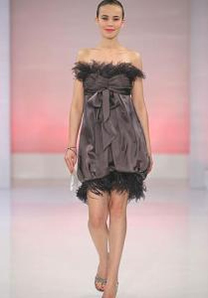 Cymbeline 2009 - Vestido corto marrón de corte imperio, palabra de honor. Apliques de plumas