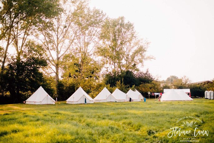 Des tentes confortables installées au cœur de la nature en guise de logements pour vos invités - Mon Wedding Camping