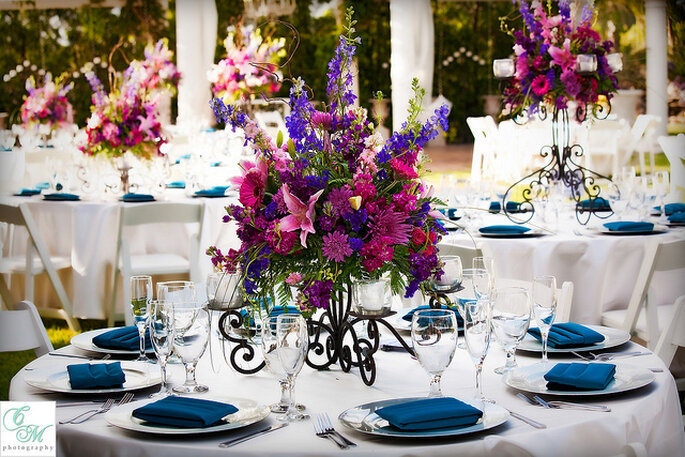 Centro de mesa floral en tonos rosas y violetas. Foto: Villa de Amore