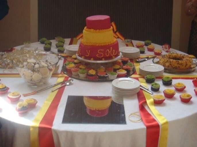 Buffet de postres con los colores de la bandera española de T de Tarta