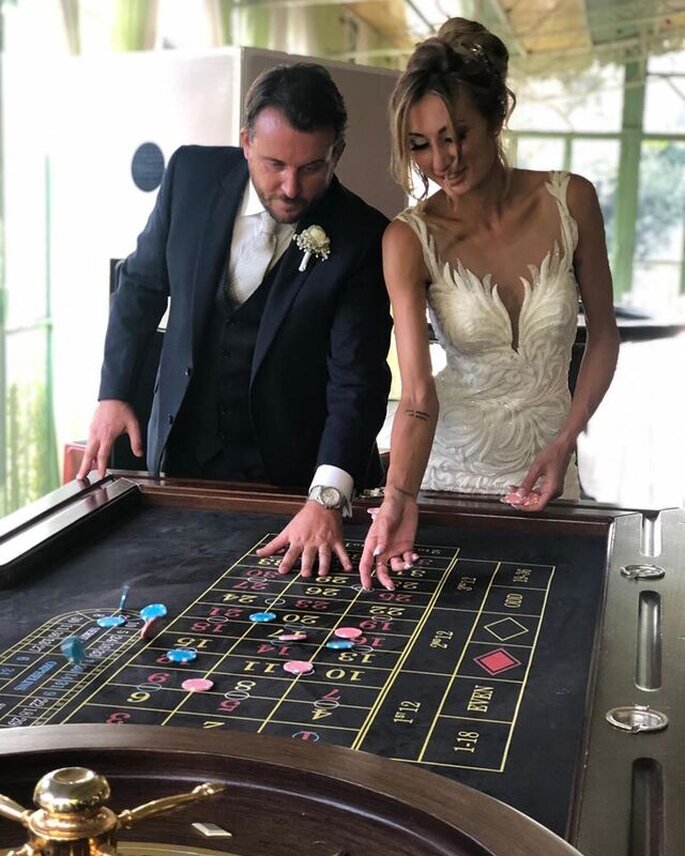sposi giocano alla roulette