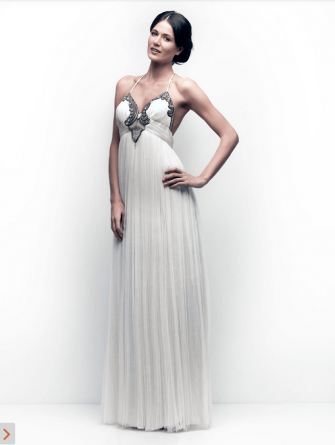 Vestido de novia simple con caída recta y detalles en color metálico en el busto - Foto Catherine Deane