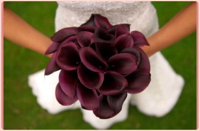 Un bouquet de mariée de couleur très foncée, pourquoi pas ? 