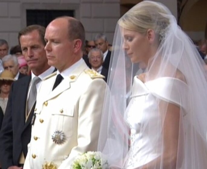 Charlene Wittstock se casa con el Príncipe Alberto II de Mónaco, vestida de Giorgio Armani