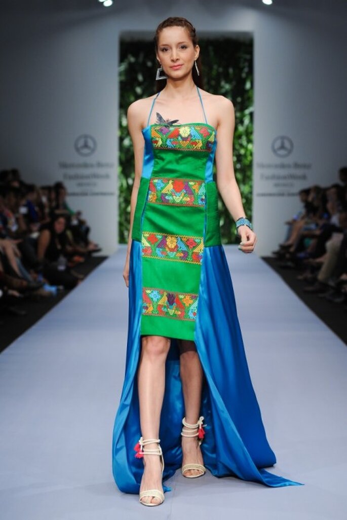 Vestido de fiesta en color verde con bordados y cauda en tono azul vibrante - Foto Mercedes Benz Fashion Week México