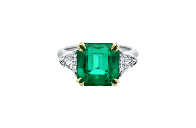 Anillo de compromiso con esmeralda y decorado con pequeños diamantes