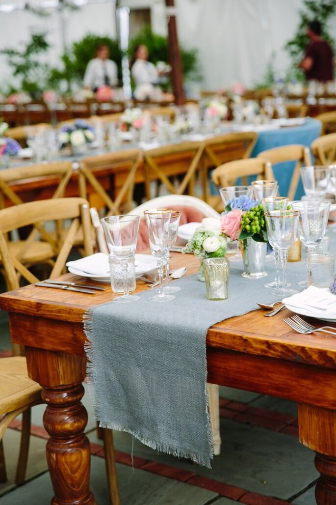 Verschiedene Textilien und Blumensträuße für Ihren Hochzeitstisch - Foto Tory Williams Photography