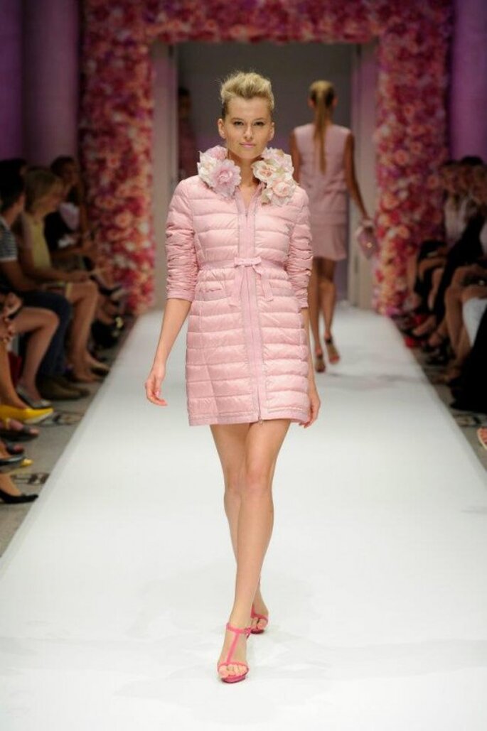 Abrigo corto en color rosa con aplicaciones de inspiración floral - Foto Basler