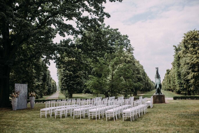 gausfotografie.de: Lange Stuhlreihen bei der Hochzeit unter freiem Himmel im Garten des Herrenhauses.