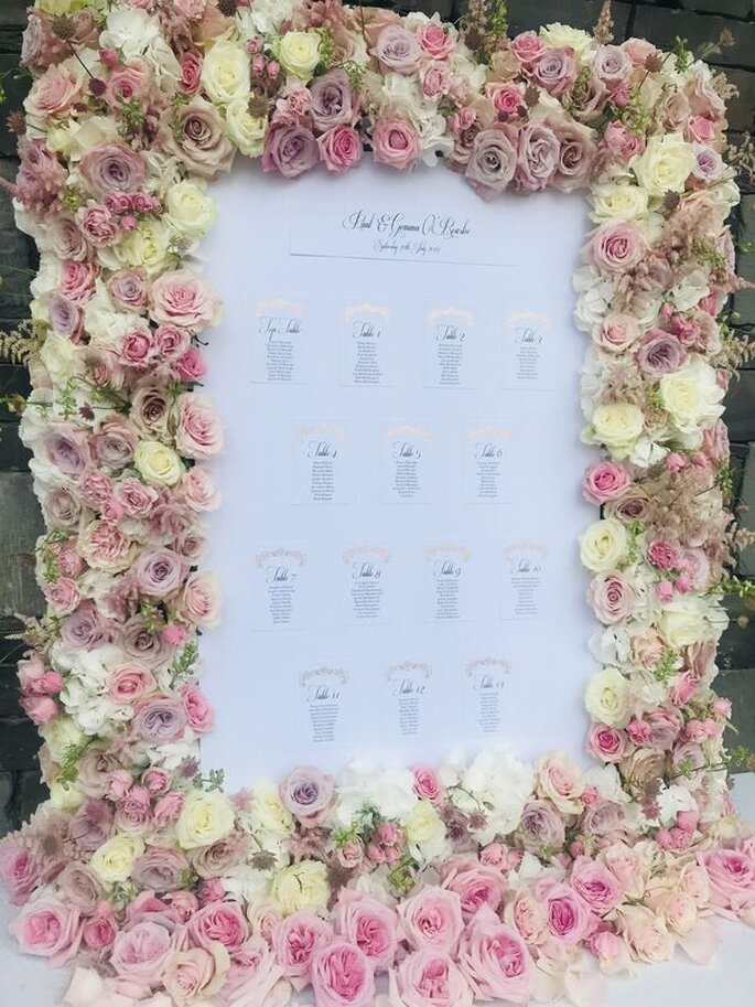 Un plan de table fleuri avec des roses multicolores 