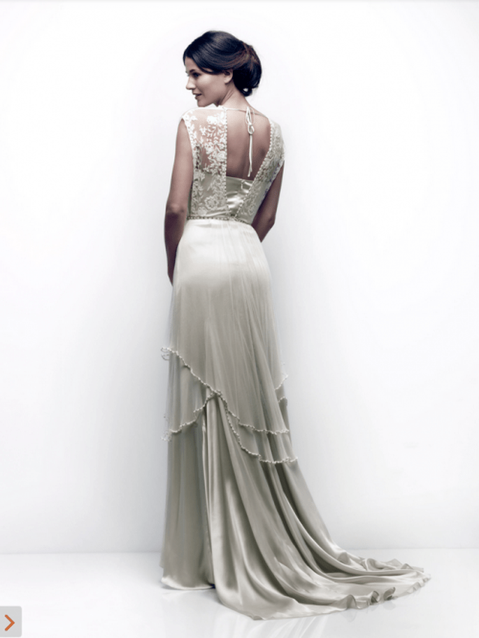 Vestido de novia para verano con marco en la espalda, superposición de volúmenes en la falda y cauda mediana - Foto Catherine Deane