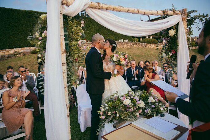 gazebo per cerimonia con rito civile, bacio sposi