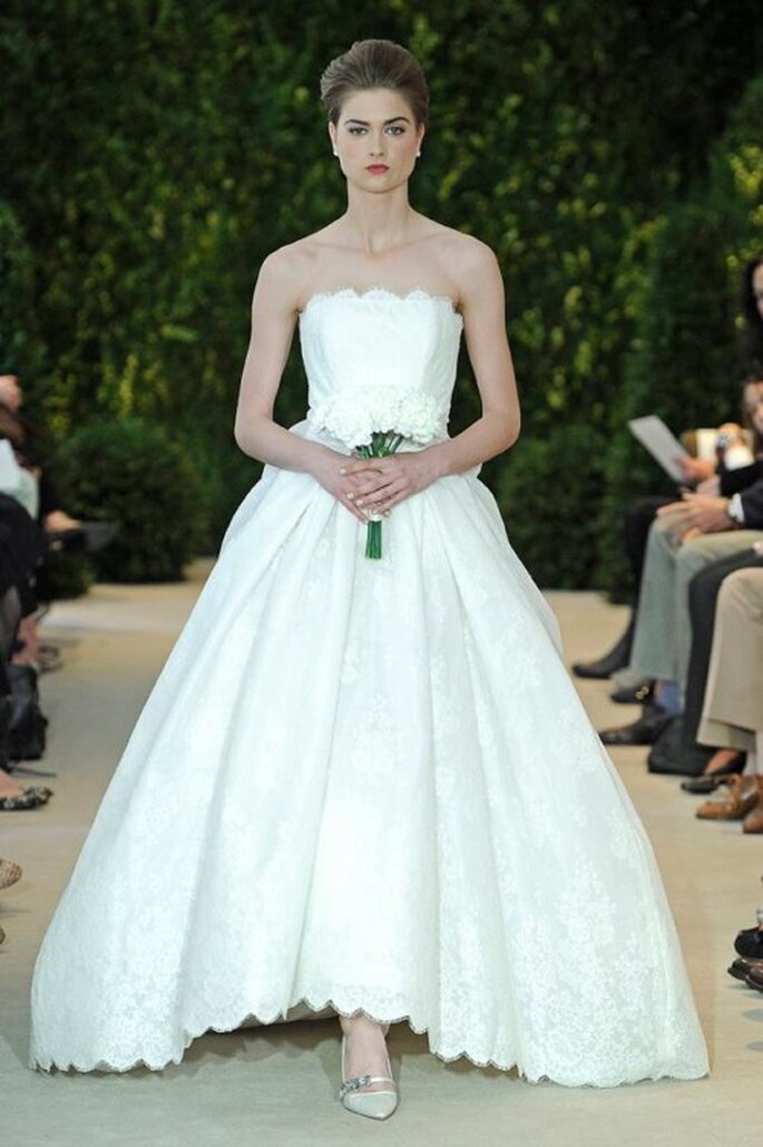 Vestido de novia corte princesa con escote strapless recto y detalles bordados en encaje - Foto carolina Herrera