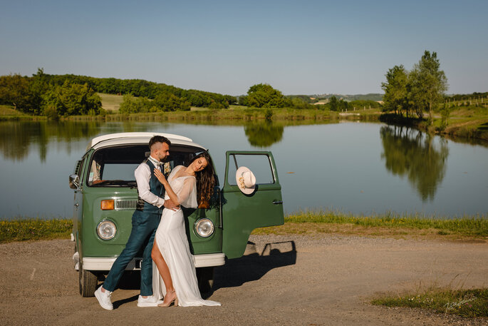 Mariés devant un van, près d'un lac naturel