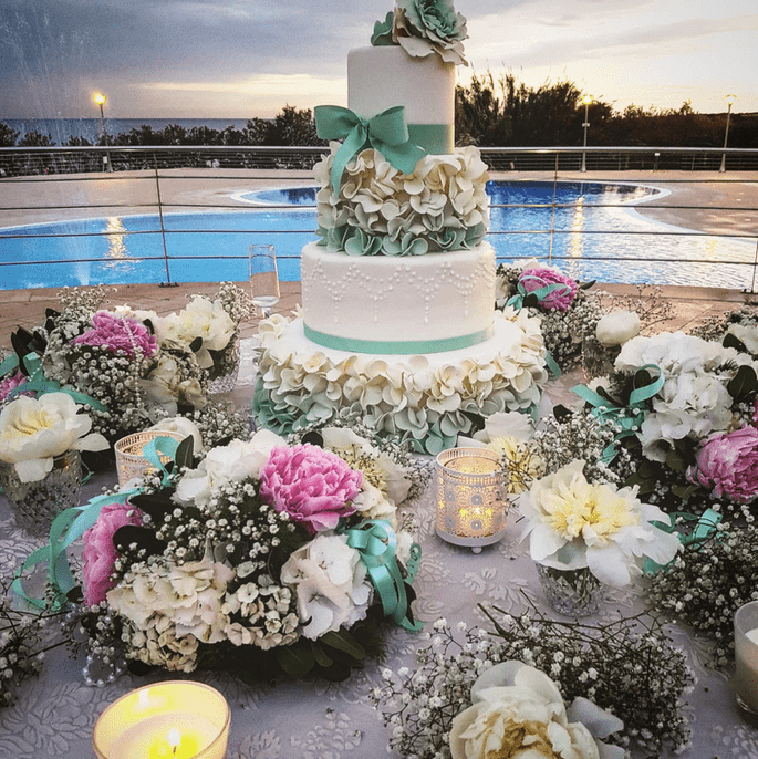Mon Rêve Resort, wedding cake, candele, piscina, fiori colorati