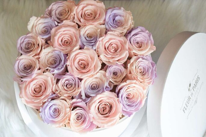 caixa com rosas tons rosa e lilás