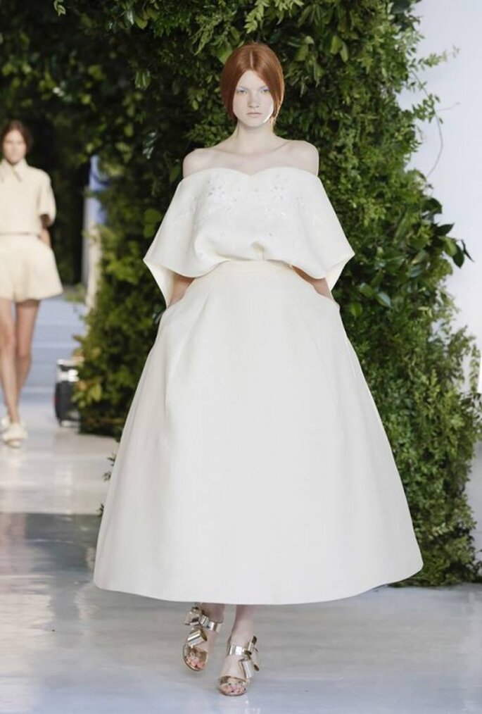 Vestido de novia con hombros descubiertos, mangas con volumen y falda con crinolina - Foto Delpozo