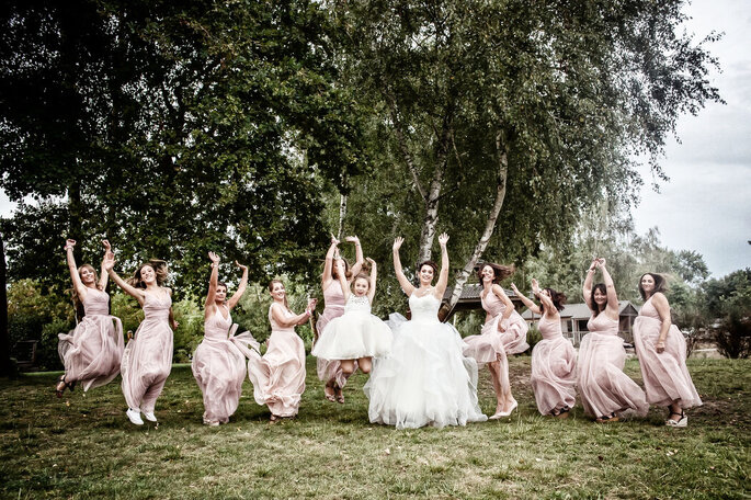 Frédéric Delouvée - Photographe de mariage - Bordeaux - des demoiselles d'honneur sautent dans un champ en compagnie de la mariée 