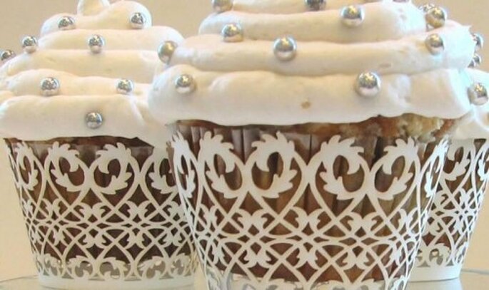 Cupcakes con perlas en wrappers elegantes. Ideales para bodas más formales. Foto: Ika Perez