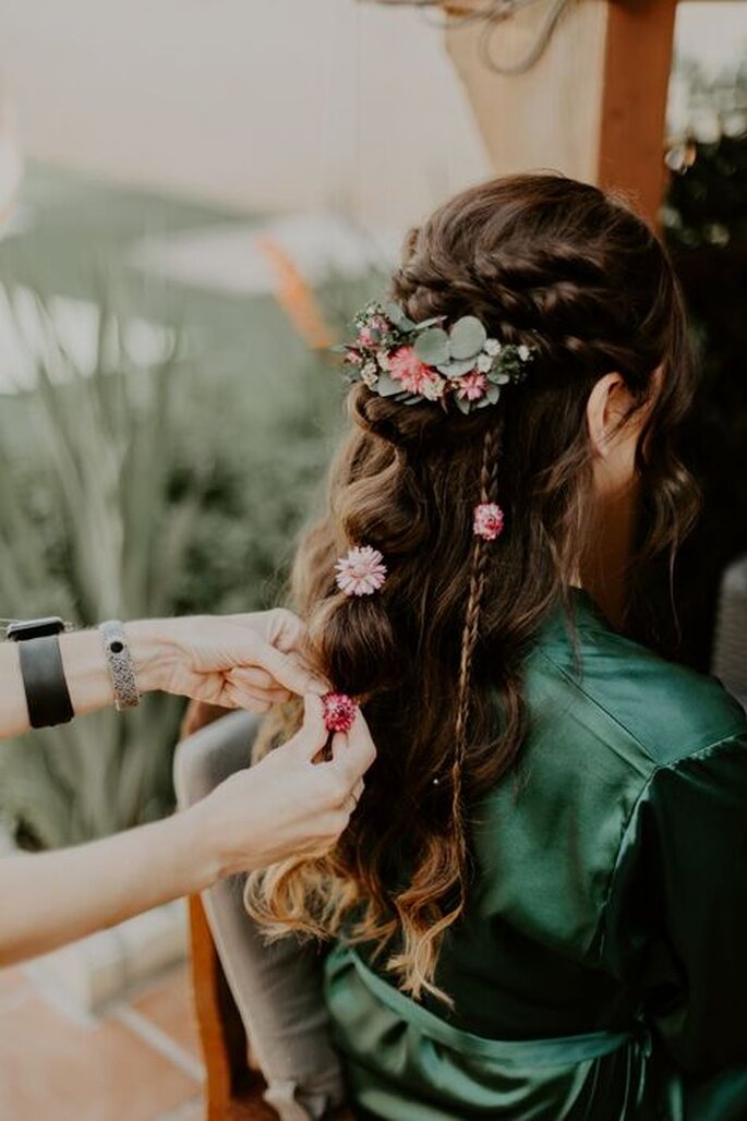 novia peinado suelto con semirecogido trenza y flores