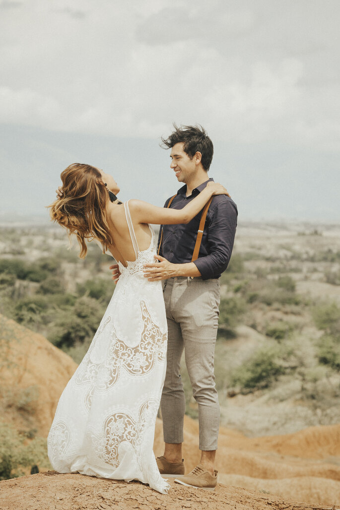 Sesión de foto Trash the dress con novios en una montaña