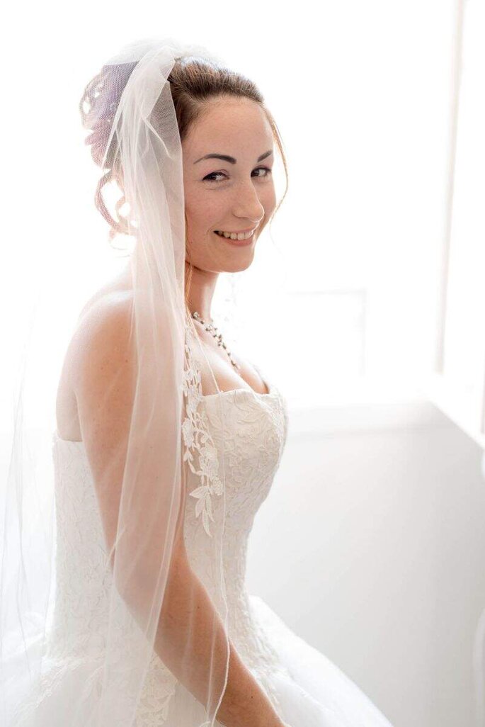Une mariée tout sourire dans sa robe blanche - Jedaille Production