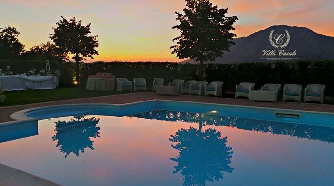 tramonto bordo piscina