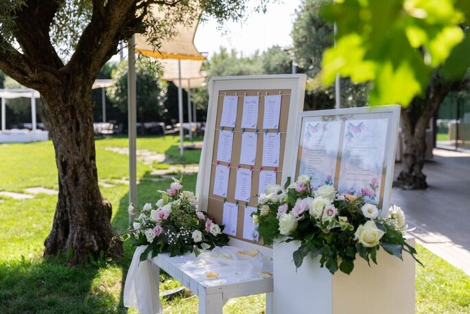 La Porta delle Langhe, giardino con tableau mariage, fiori