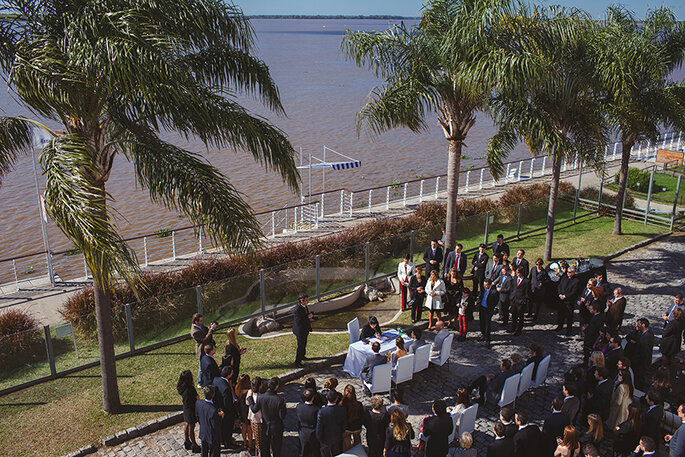 Boda íntima al aire libre en La Fluvial, Terrazas del Paraná, Rosario. Foto: Fotografiarte