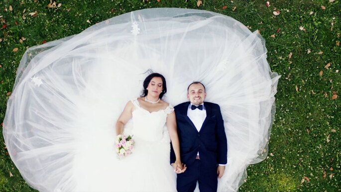 photo des mariés vue du ciel posé sur le jupon de la robe