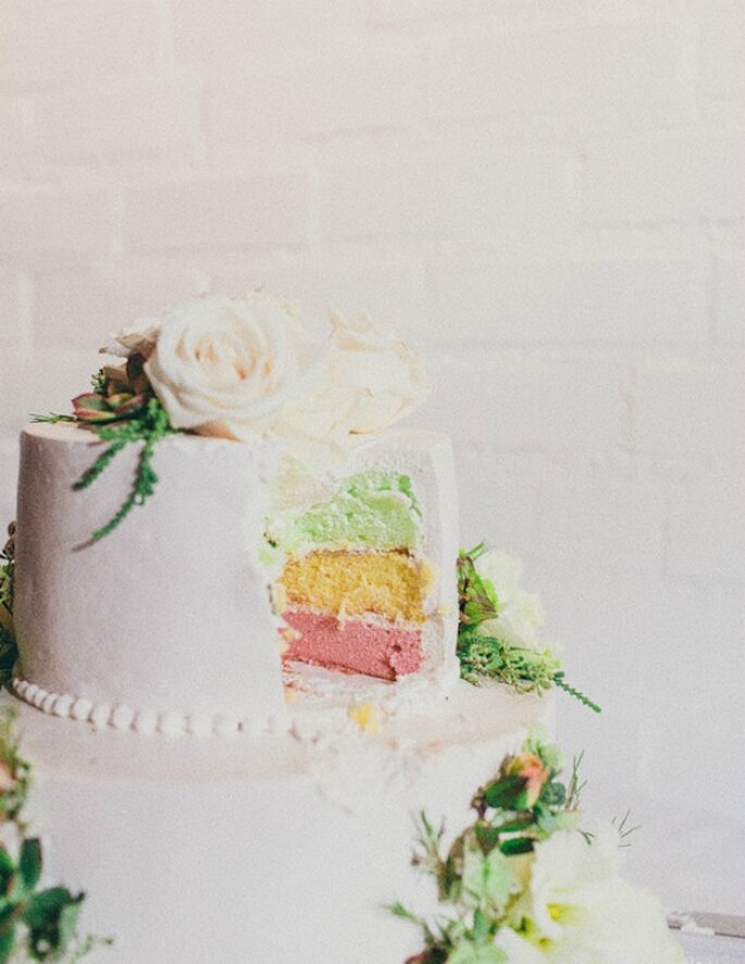 Pastel de boda con cobertura tradicional y tres capas de bizcocho de colores. Foto: Sweet Little Photographs