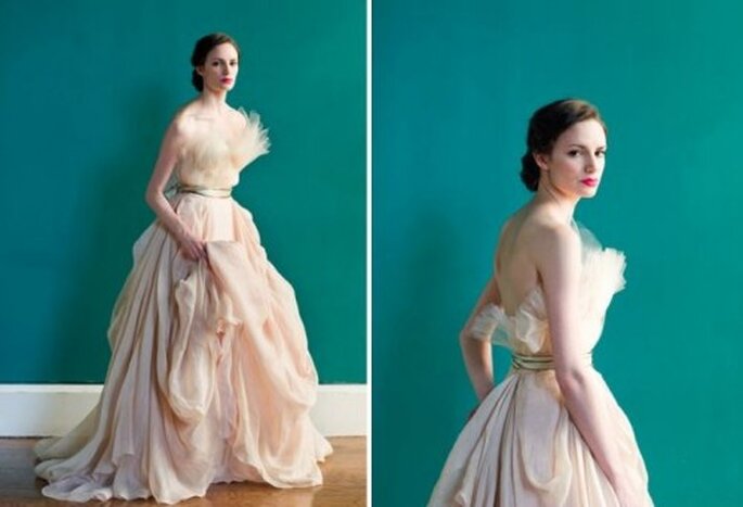 Pompöse Brautkleider in Creme wirken plötzlich dezent und elegant – Foto: Carol Hannah