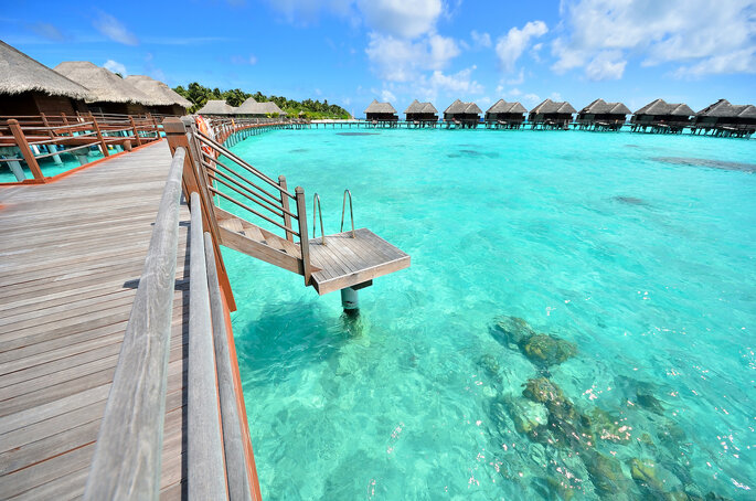 Hébergements sur pilotis dans des eaux cristallines aux Maldives