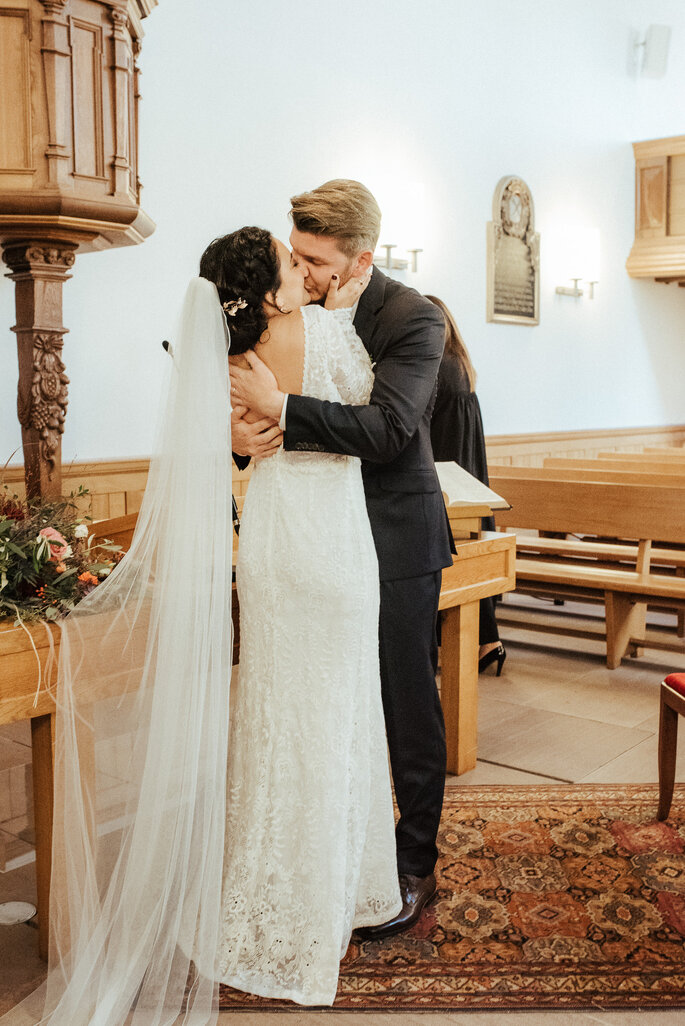 Der Hochzeitskuss. Foto: Helen von Saurma Photography