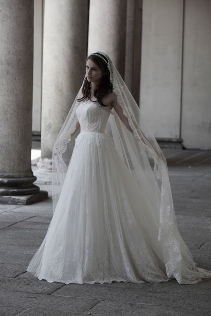 Vestido de novia 2014 en color blanco con estilo romántico y elegantes bordados con encaje - Foto Alberta Ferretti