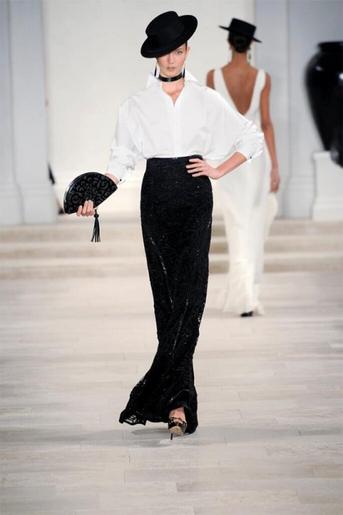 Falda larga con destellos metálicos en color negro y camisa blanca holgada y corte clásico - Foto Ralph Lauren