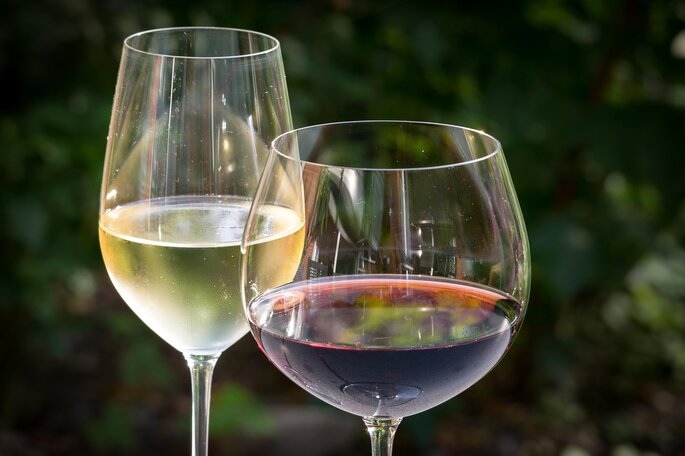 Copas de vino tinto y copa de vino blanco