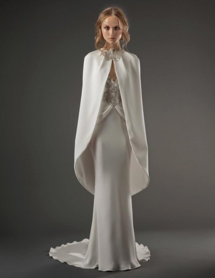 Vestido de novia elegante con capa superpuesta - Foto Elizabeth Fillmore