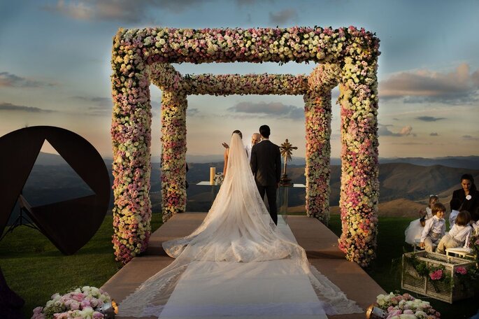 Casamento em gazebo de flores