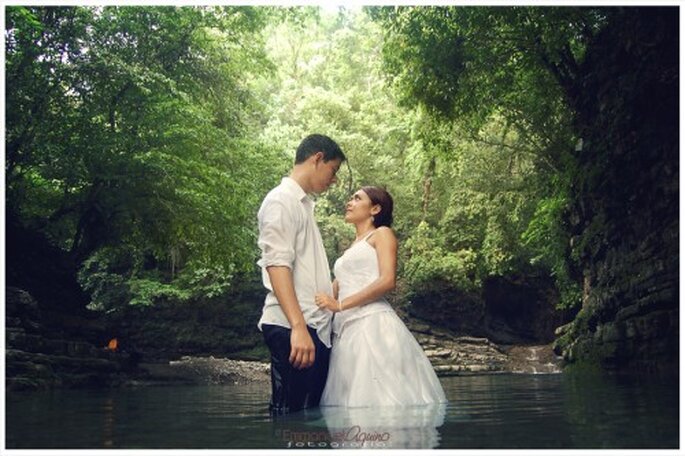 Pareja de recien casados sumergidos en una poza - Foto Emmanuel Aquino