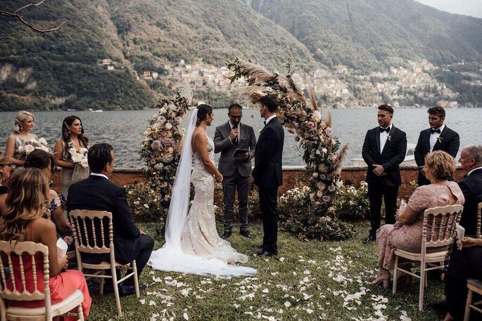 cerimonia civile, arco fiori, lago alle spalle