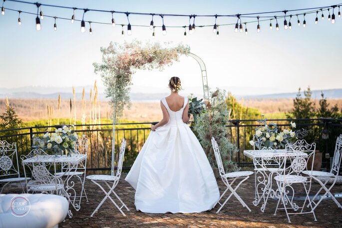 Una sposa passeggia sulle terrazze di Villa Clodia