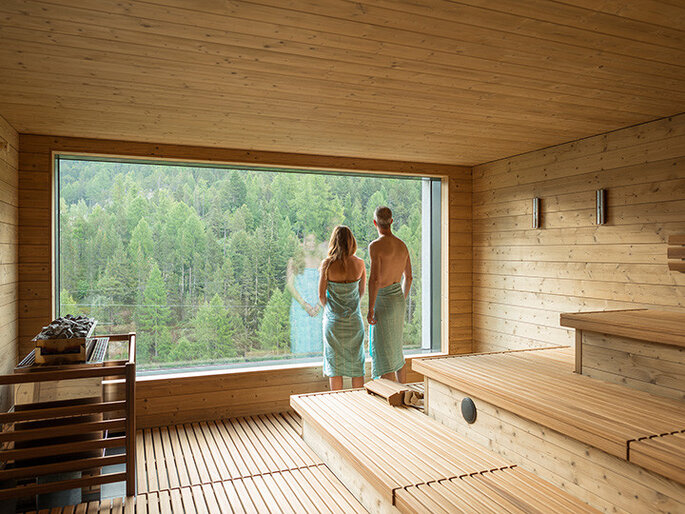 Sauna em madeira com vista para a floresta no Wellness Hostel 4000, Saas na Suiça